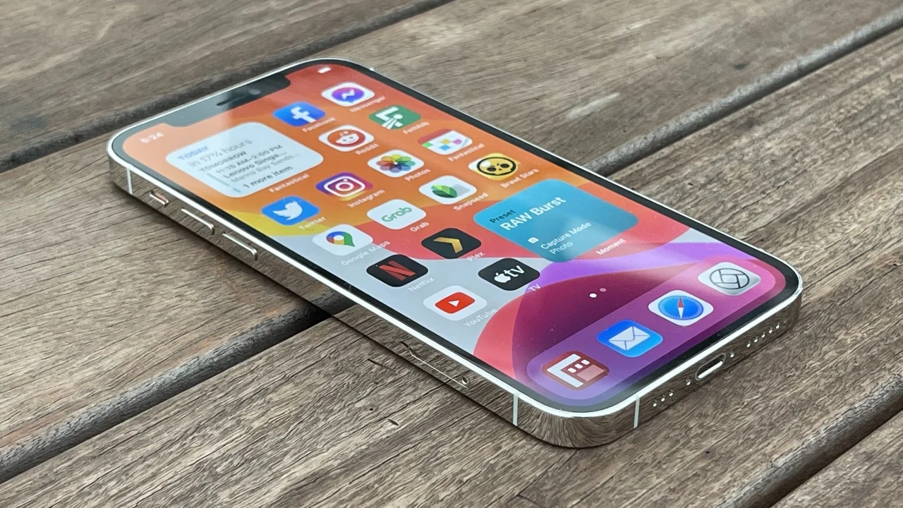 Apple iPhone 12 Pro vs 12 Pro Max: the 'which Chris is the best