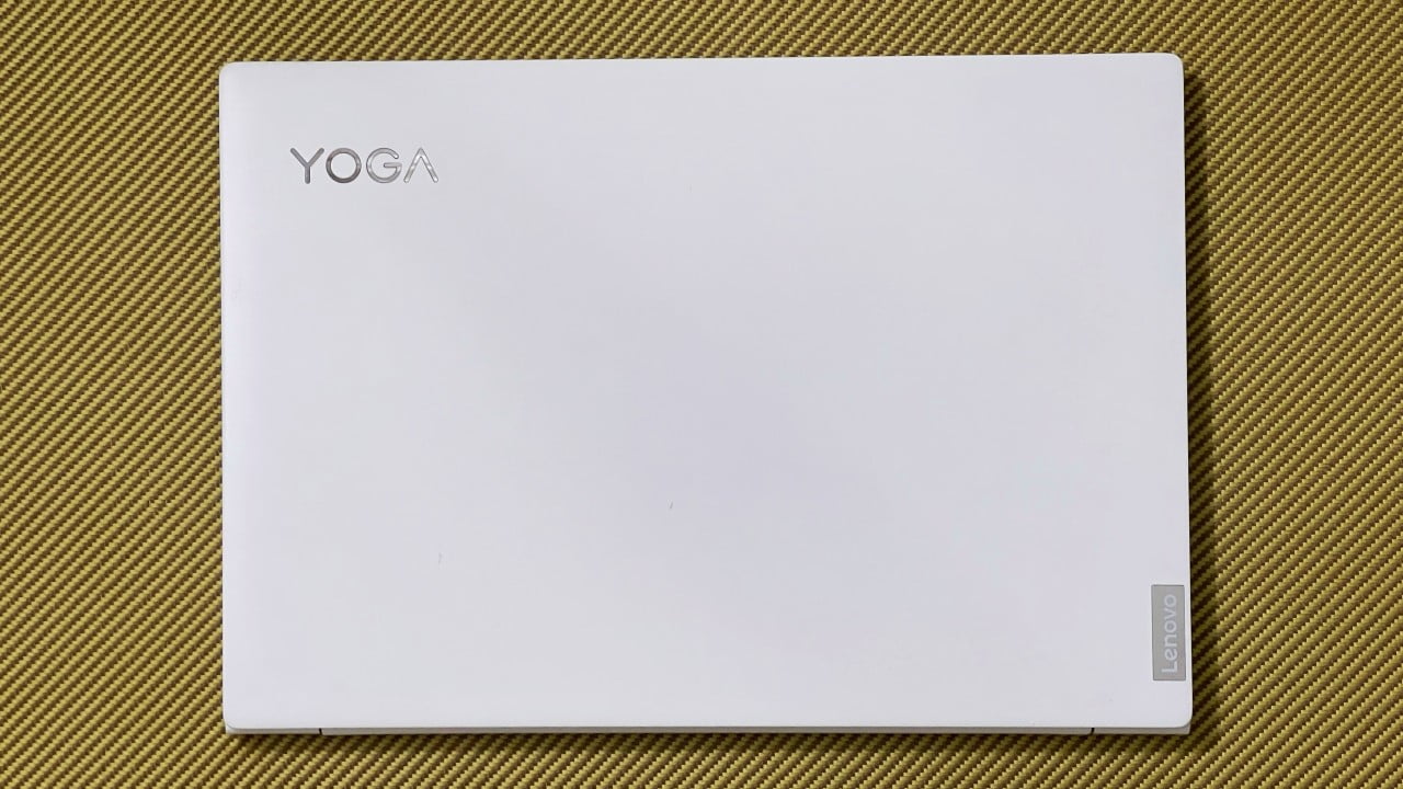 The matte white surface of the Lenovo Yoga Slim 7i Carbon is not a fingerprint magnet, and seems easy to keep clean.