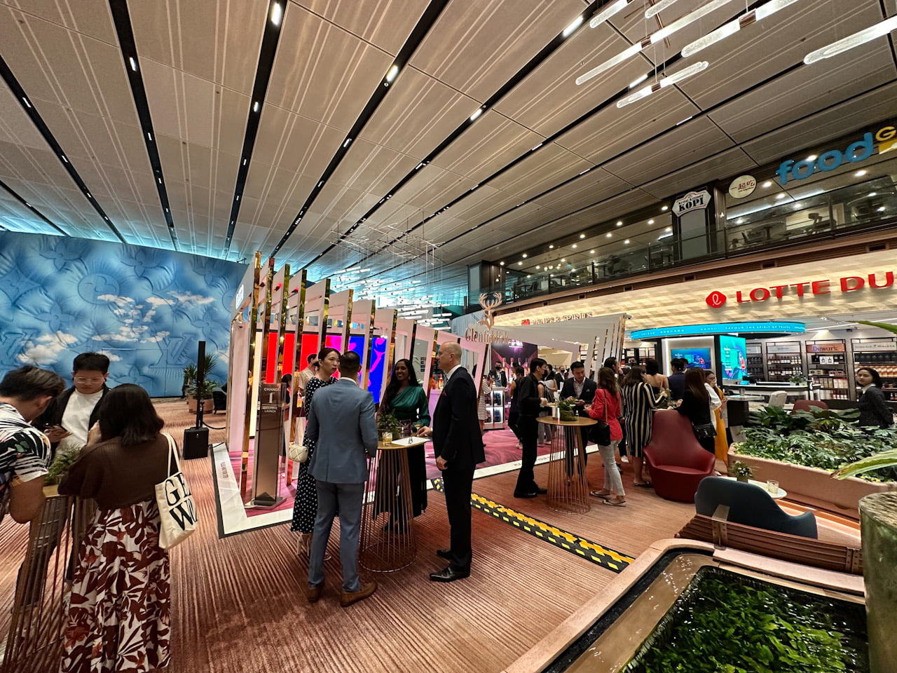 Another ultrawide angle perspective, but indoors.