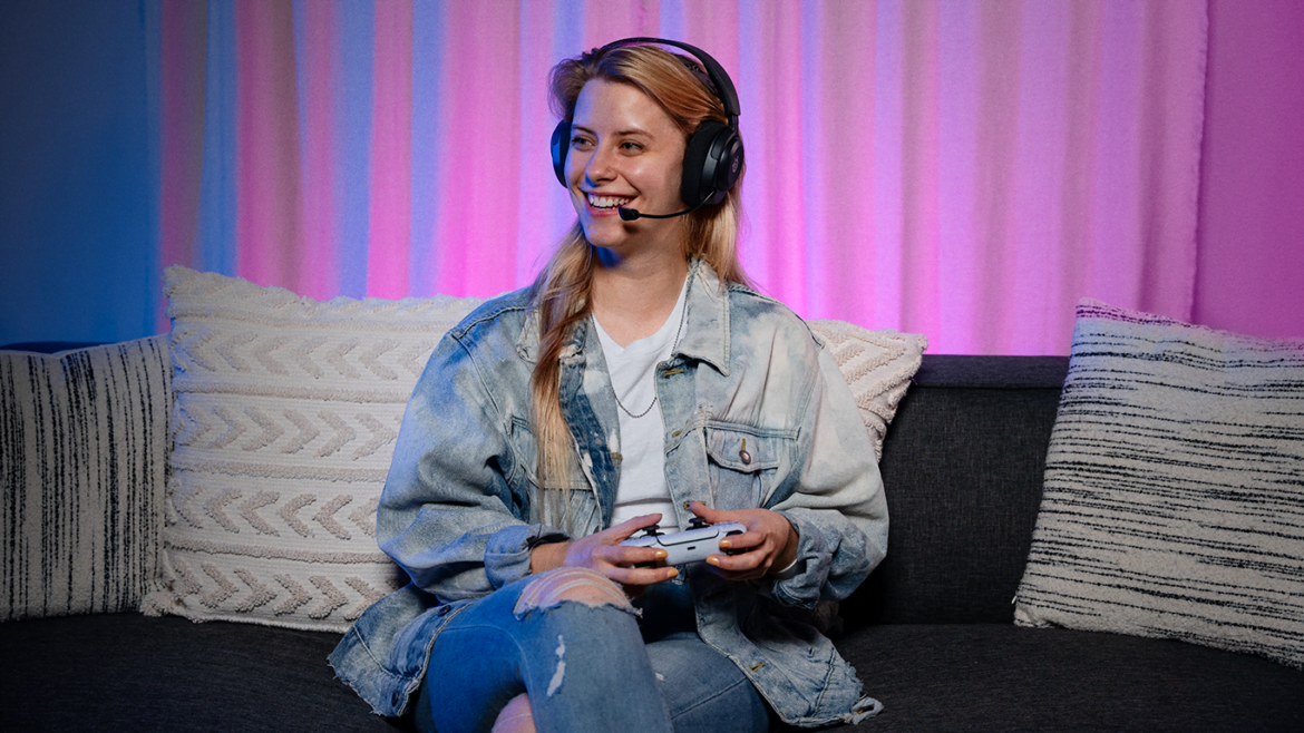 arctis_nova_5p_wl_black_lifestyle_noisy_butters_front