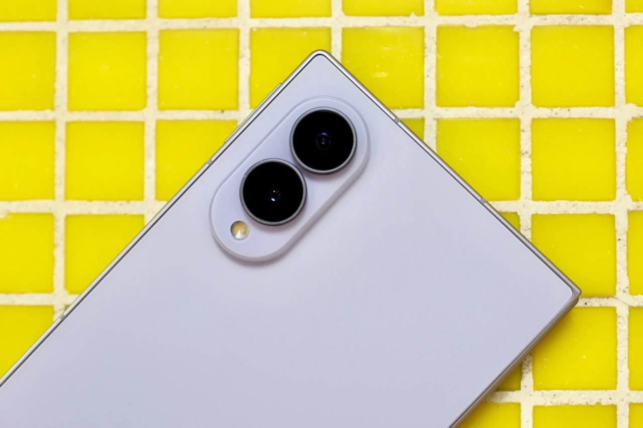 Fold8 has two cameras on its island.