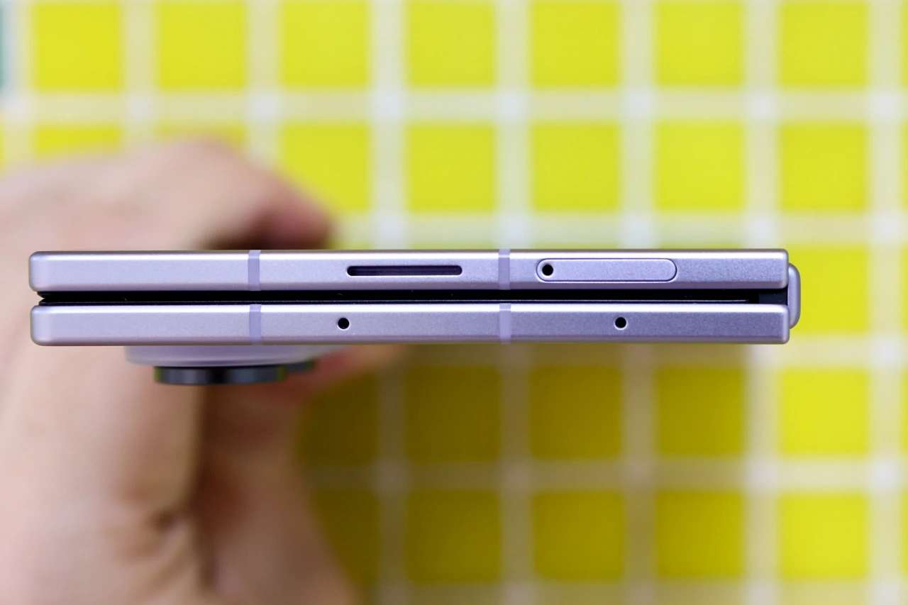 Side profile picture of Galaxy Z Fold8 when folded.